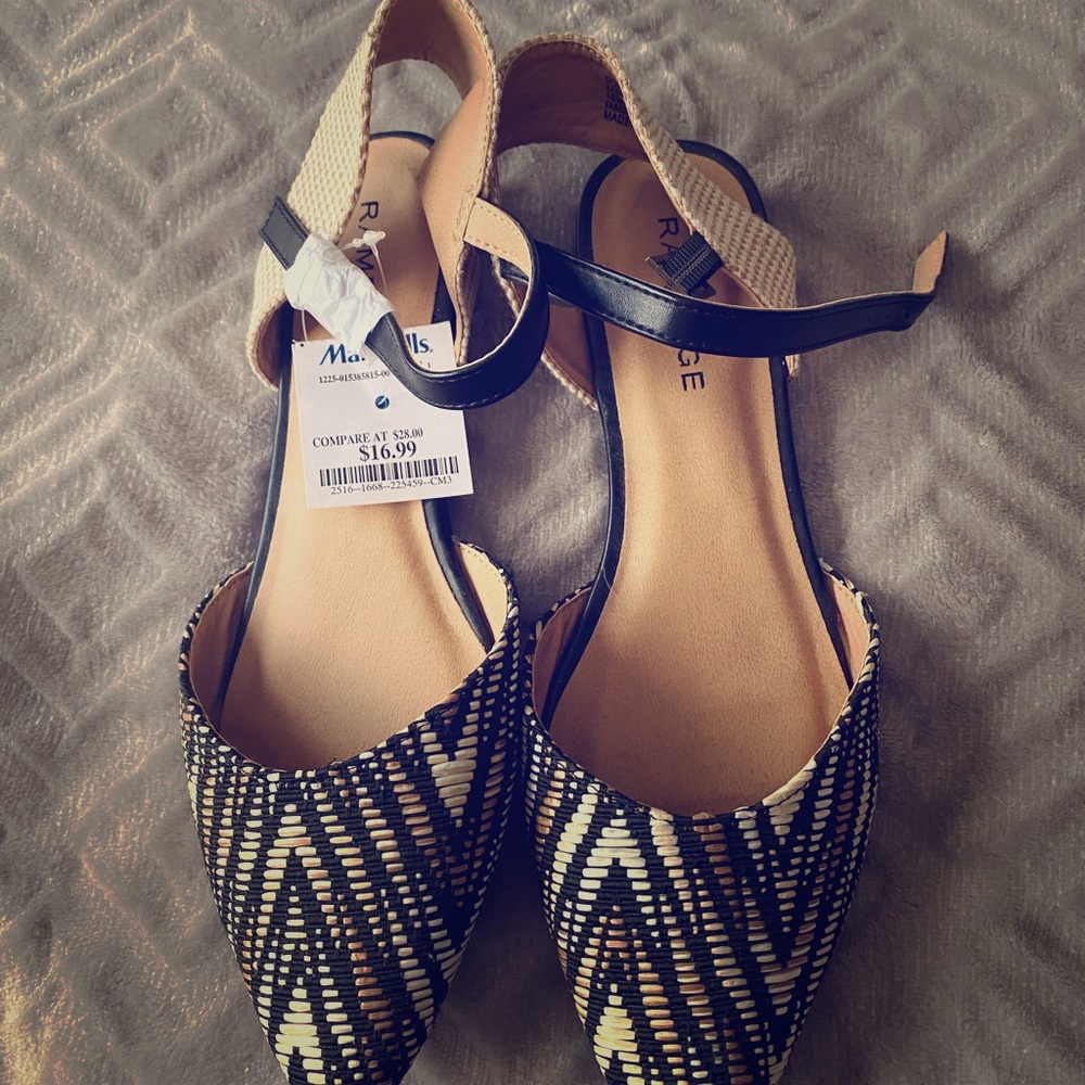 Pointed around the ankle flats